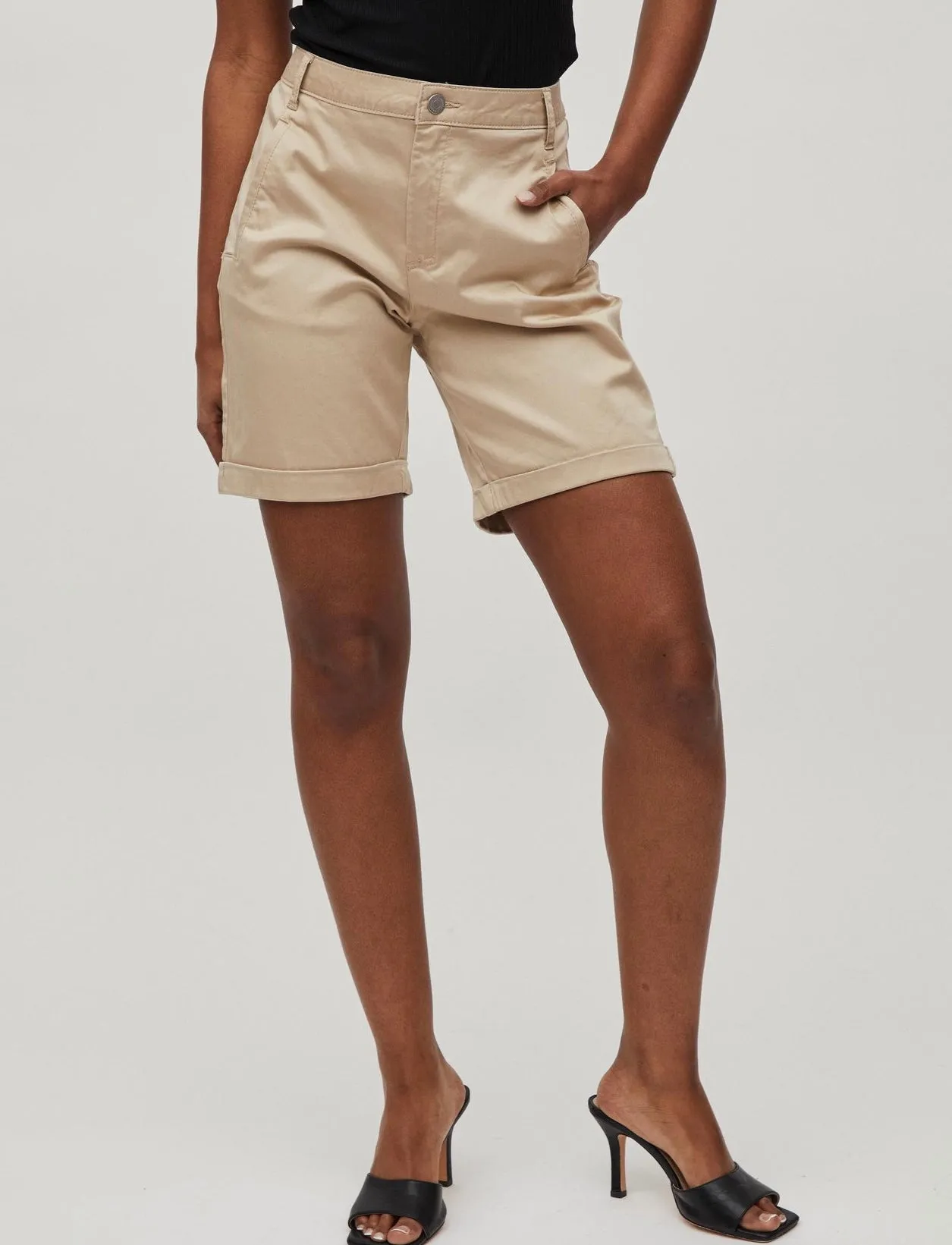 Vichino rwre new shorts Soft Camel